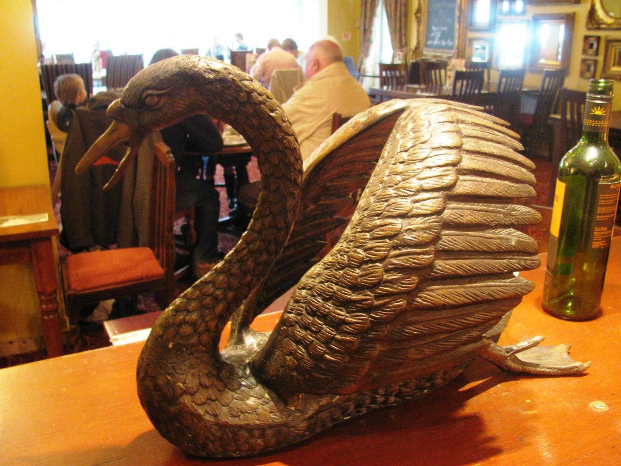 Swan At Forton Newport  Luaran gambar